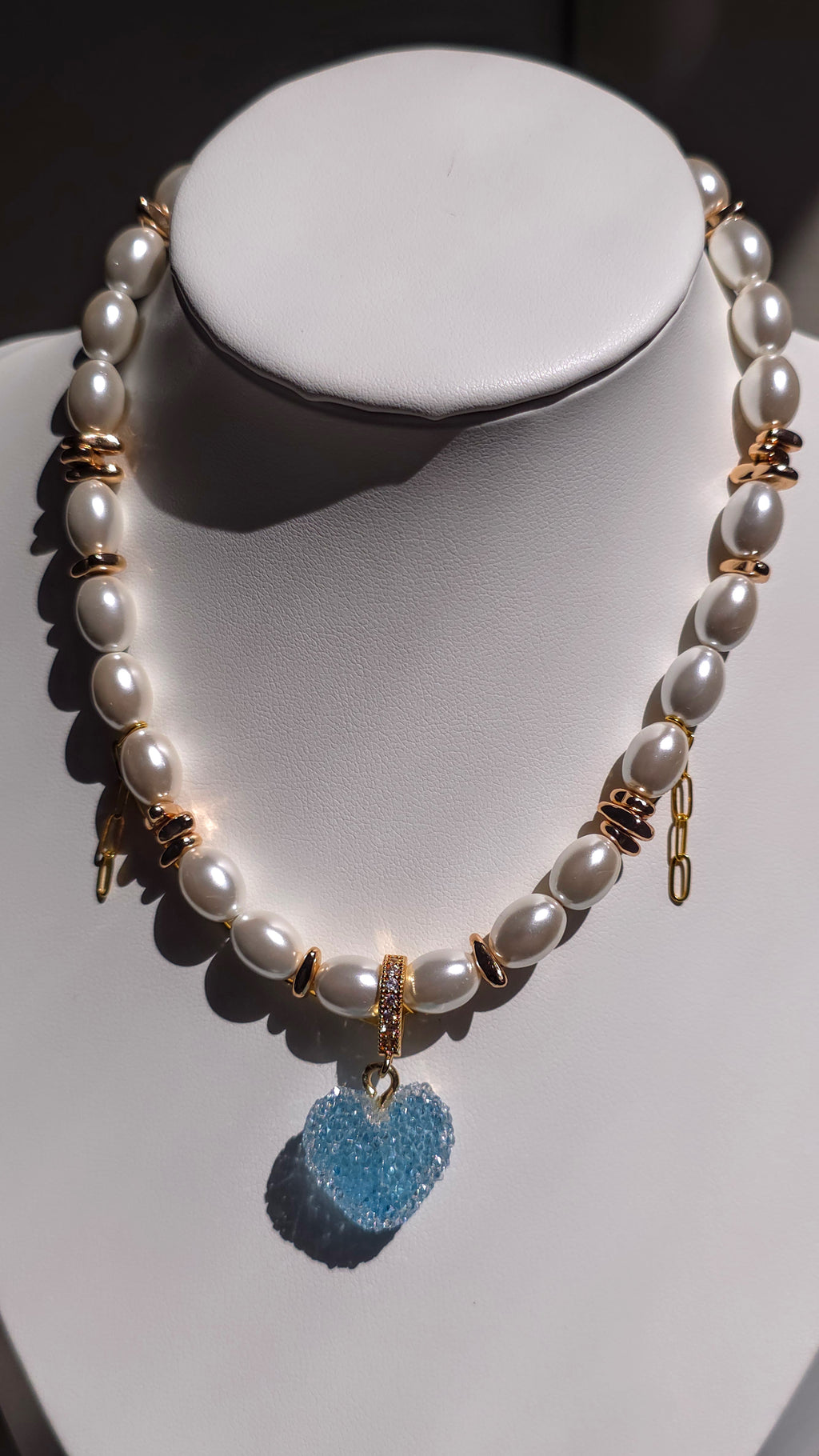 A nostalgic dream choker